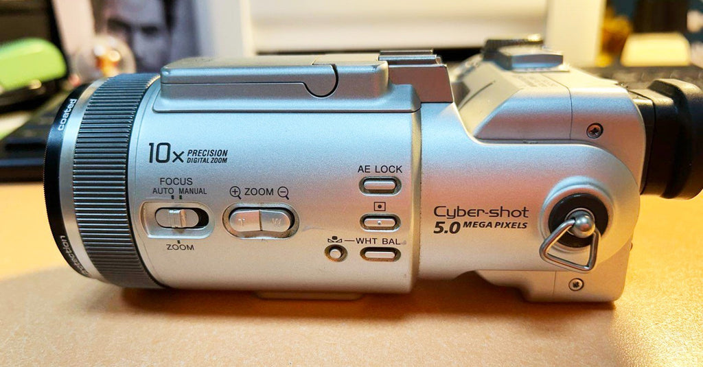 Sony Cyber-shot DSC-F717 5MP Digital Camera - Silver