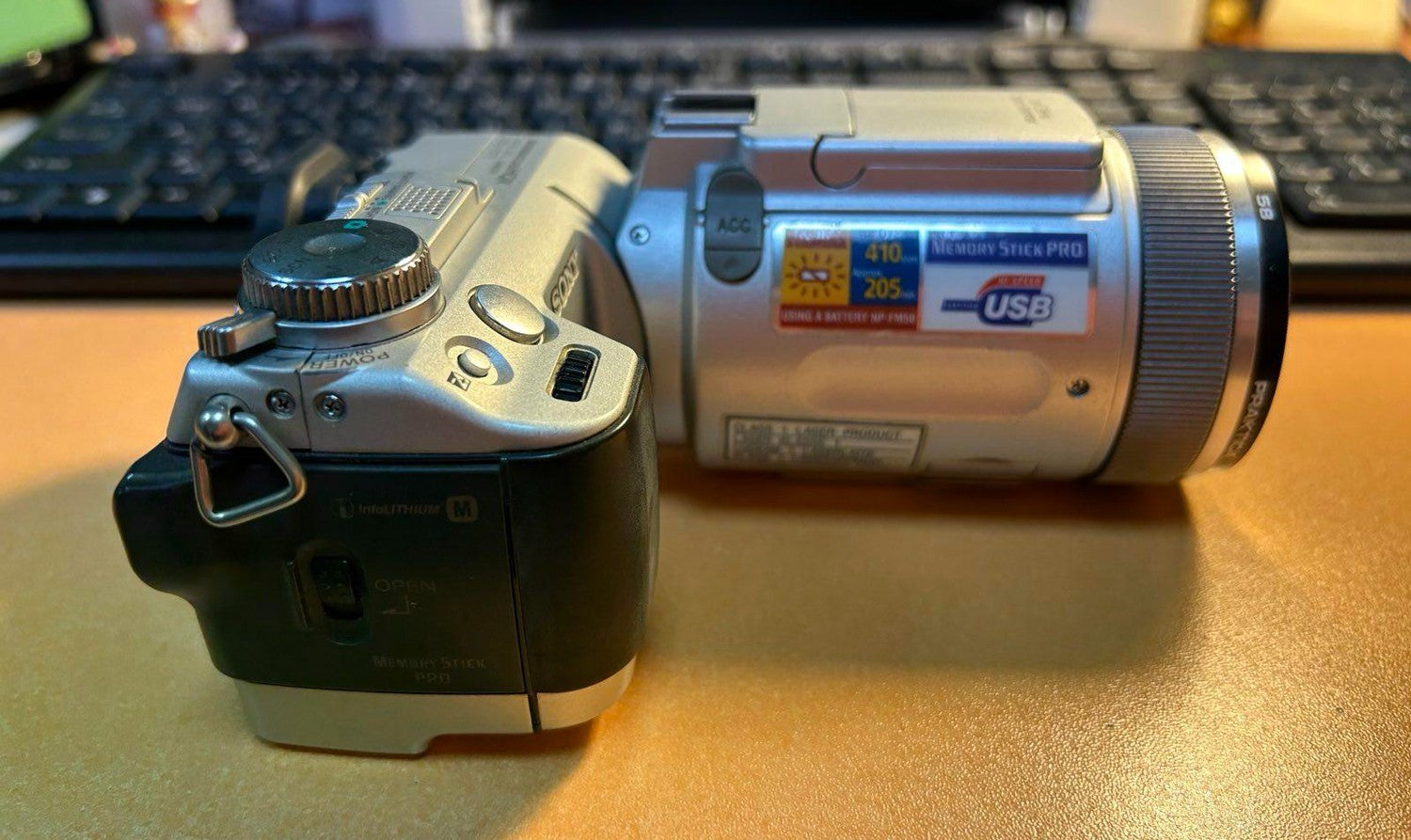 Sony Cyber-shot DSC-F717 5MP Digital Camera - Silver