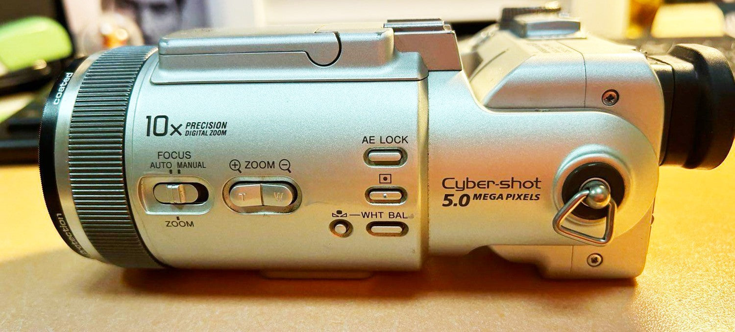 Sony Cyber-shot DSC-F717 5MP Digital Camera - Silver