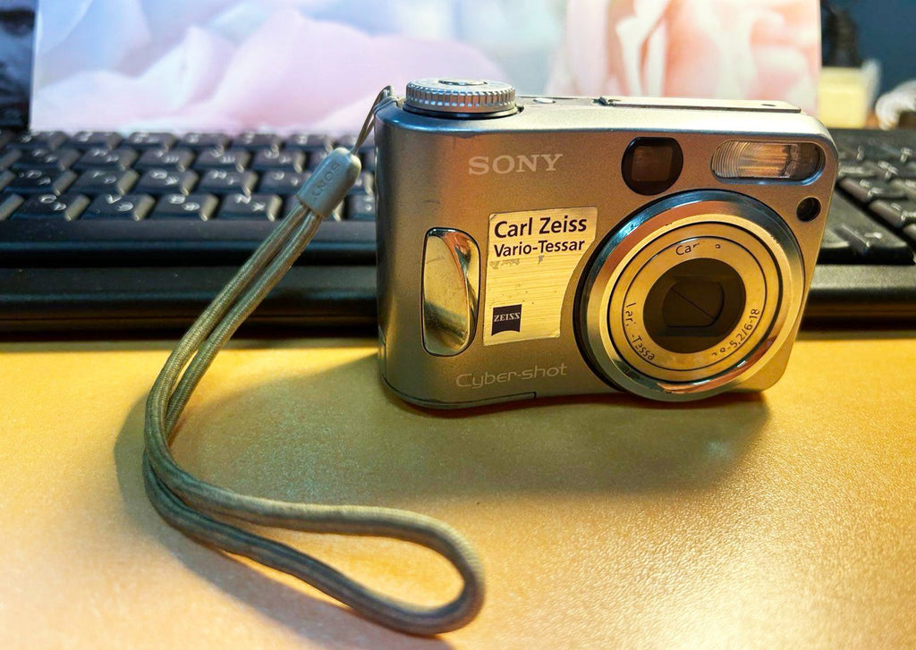 Sony Cyber-shot DSC-S60 4.1MP Digital Camera - Silver