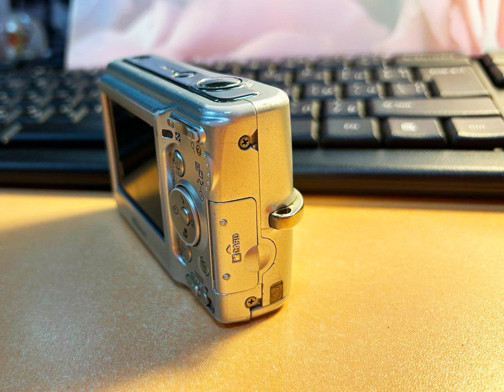Nikon COOLPIX L11 6.0MP Digital Camera  silver