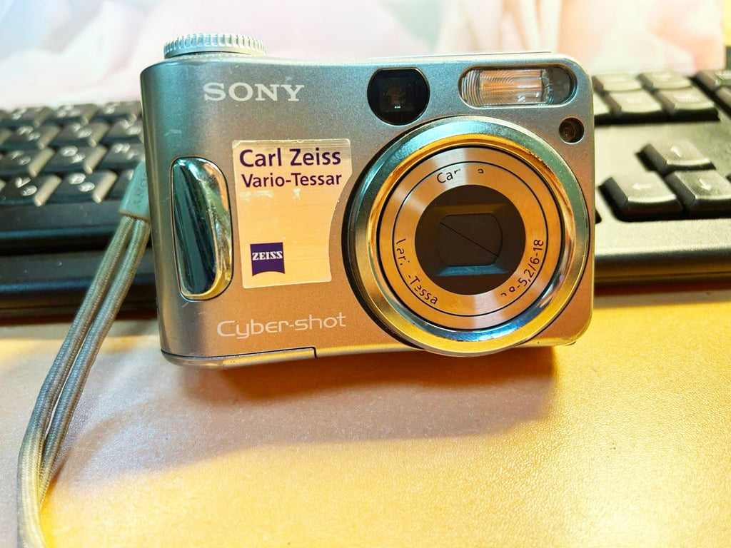 Sony Cyber-shot DSC-S60 4.1MP Digital Camera - Silver